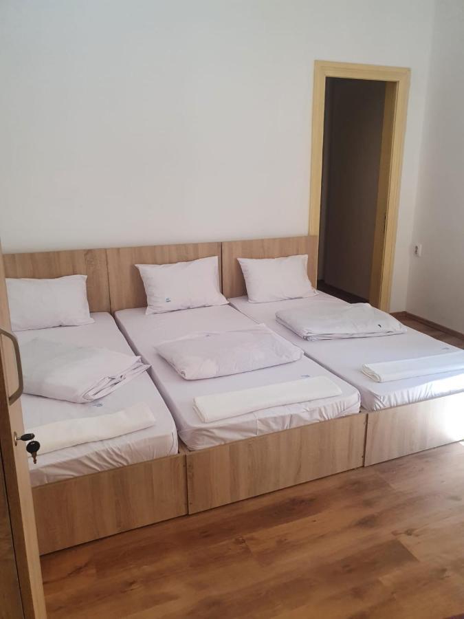 Cazare - Accommodation Букурещ Екстериор снимка